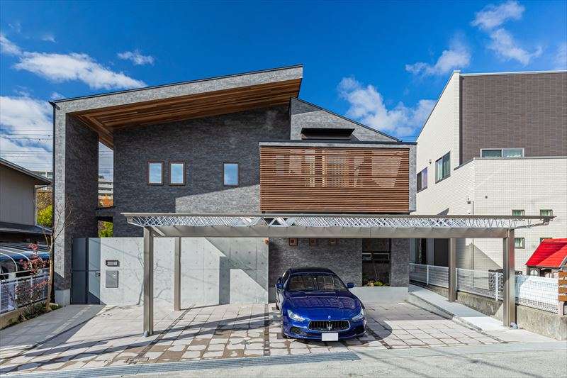 深い軒のモダンな家