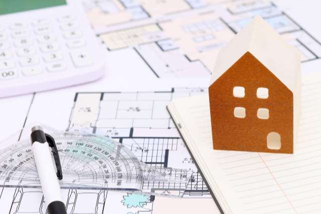 電卓と間取り図と家の木工細工