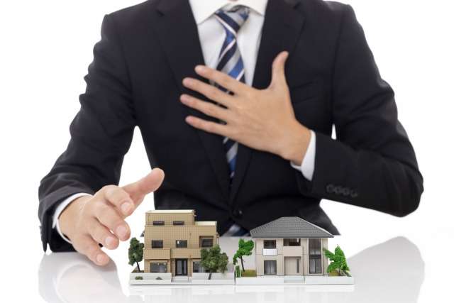 家の模型と手を胸に当てる業者