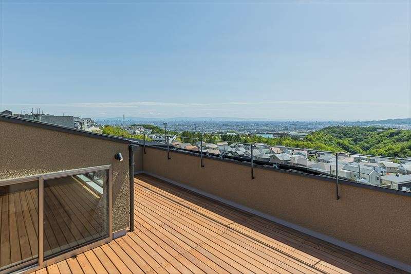 西宮で注文住宅は神戸の工務店WHALEHOUSE-フラットルーフのある家のご紹介-